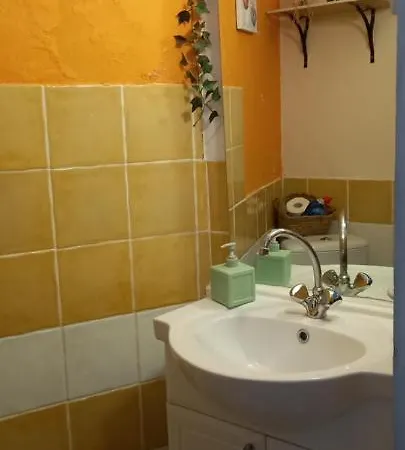 Semesterbostad Petite Maison Dans La Campagne A 10 Mn A Pied Du Centre Arles