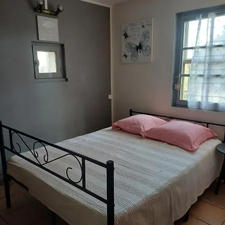 Petite Maison Dans La Campagne A 10 Mn A Pied Du Centre Semesterbostad Arles